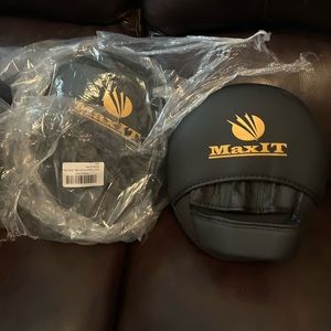 NWT Max it Boxing Punch Mitt Black